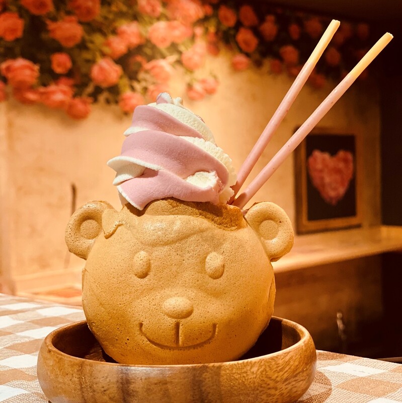 ひめのや足利店（栃木県足利市）タピオカドリンク専門店　新しいスイーツメニューの登場です！ソフトクリームの三角帽子を被った、クマさん鯛焼きパフェ♪　可愛いです！